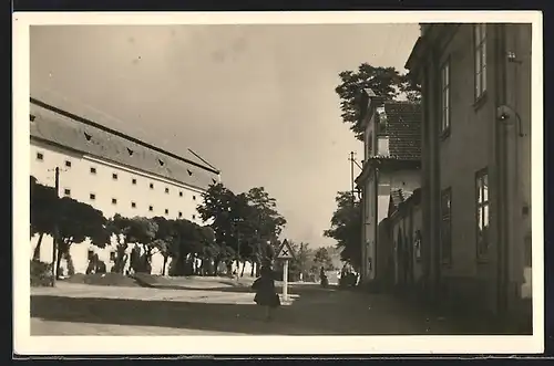 AK Doksany n. O., Strassenpartie mit Passanten