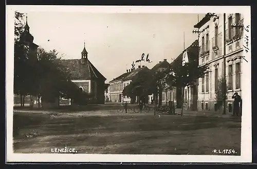 AK Lenesice, Strassenpartie mit Kirche