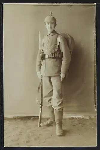 Foto-AK Soldat in Feldgrau Uniform Rgt. XIX 13 mit Pickelhaube Tarnbezug, Ausmarschgepäck, Bajonett auf Gewehr