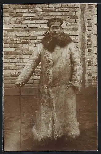 Foto-AK Soldat im Winter Pelzmantel mit Pelzkragen und Stock