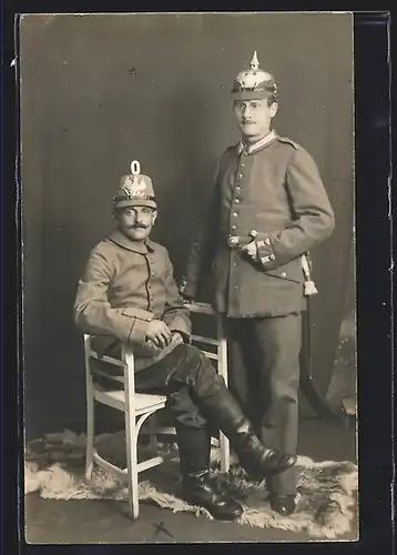 Foto-AK zwei Soldaten in Feldgrau Uniform mit Ersatz Tschako und Ersatz Pickelhaube Preussen