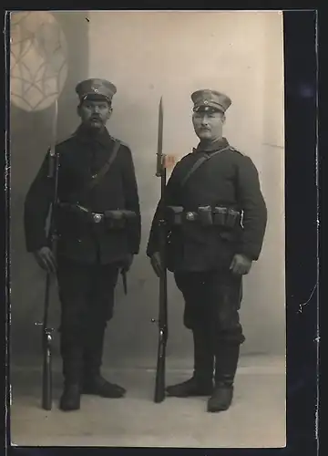 Foto-AK Landsturm Soldaten in Uniform mit Bajonett auf Gewehr