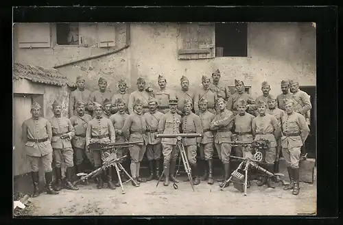 Foto-AK Soldaten der Infanterie in Uniformen mit Geschützen 1918