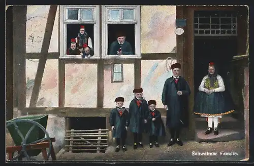 AK Schwälmer Familie, eine Familie in hessischer Trachtenkleidung vor ihrem Haus
