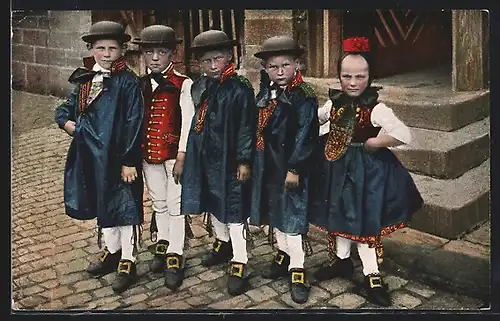 AK Kinder stehen vor einem Haus, hessische Tracht