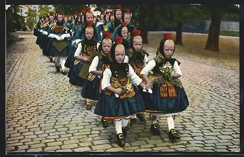 AK Kinder in schwälmer Trachten auf der Kirmes