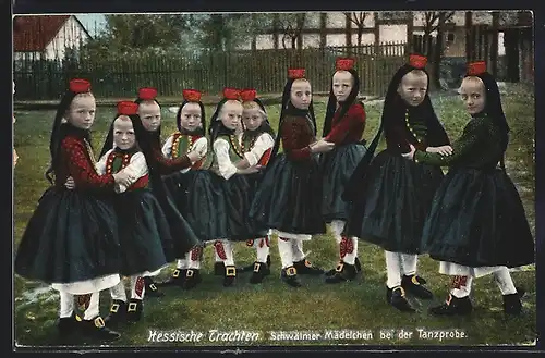 AK Schwälmer Mädchen in hessischen Trachten bei der Tanzprobe