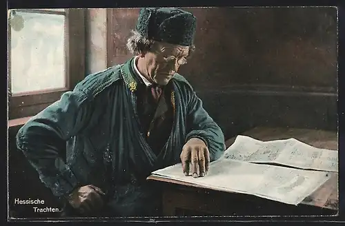 AK Mann in hessischer Tracht beim Zeitungslesen