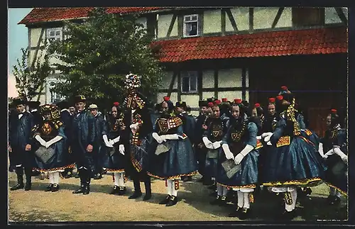 AK Brautpaar wird von Brautführern und Brautführerinnen in hessischen Trachten in die Kirche geführt