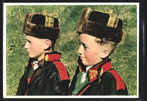 AK Die bunte Schwalm, Stolze Jungens in Tracht