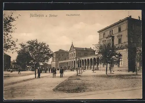 AK Heilbronn / Neckar, Passanten vor dem Hauptbahnhof