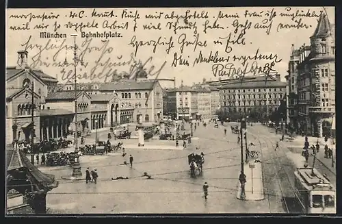 AK München, Bahnhofplatz mit Kutschen und Bahnhof