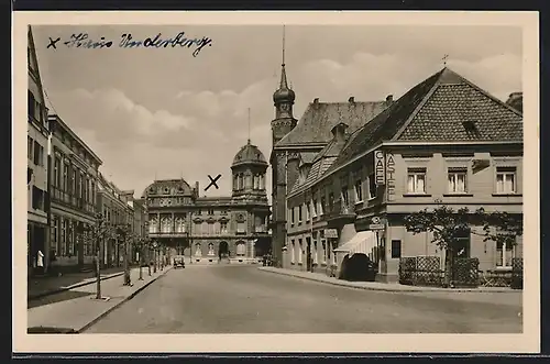 AK Rheinberg a. Niederrh., Rathaus mit Haus Underberg und Strassenpartie