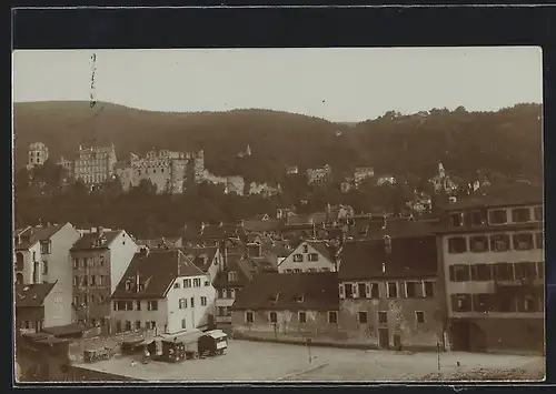 Foto-AK Heidelberg, Ortspartie mit Burg und alten Gebäuden