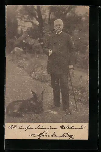 AK Paul von Hindenburg mit Spazierstock und Hund