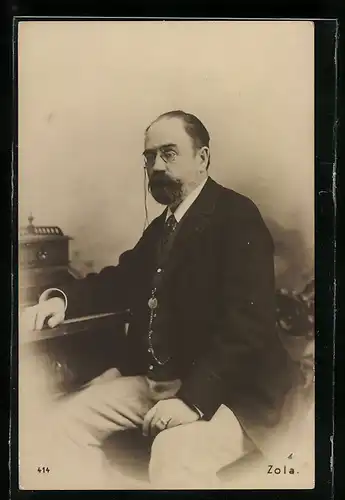 AK Zola im Anzug mit Brille und Taschenuhr