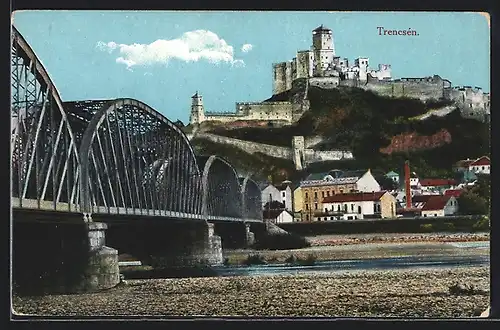 AK Trencsen, Uferpartie mit Brücke und Blick zum Ort