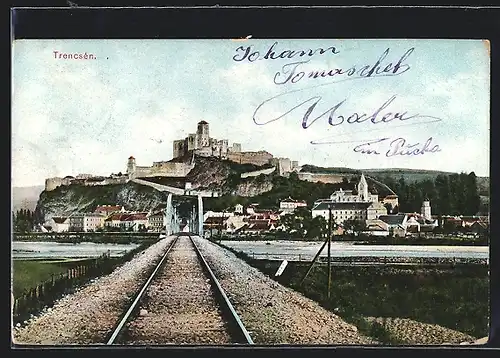 AK Trencsén, Panoramablick auf Ort mit Eisenbahnbrücke