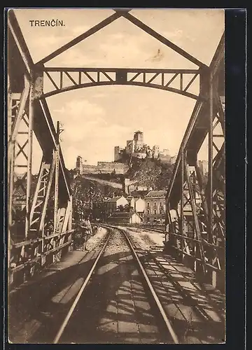 AK Trencín, Eisenbahnbrücke mit Burgansicht