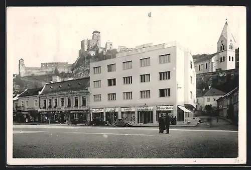 AK Trencín, Strassenpartie mit Burgblick und Handlung von Karol Celler