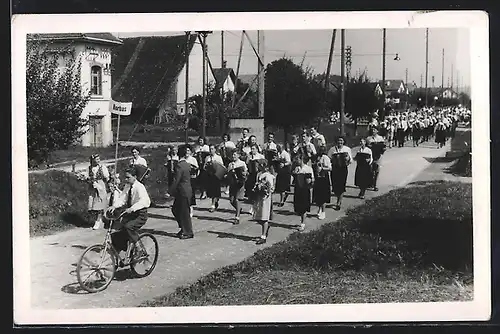 Foto-AK Kloten, Clubtreffen, Fahrradfahrer, Gruppe Rorbas mit Akkordeons