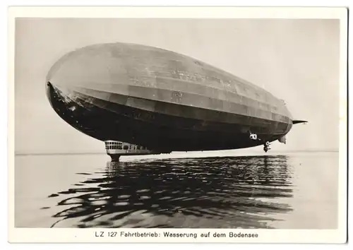 Fotografie LZ 127 Graf Zeppelin beid er Wasserung auf dem Bodensee