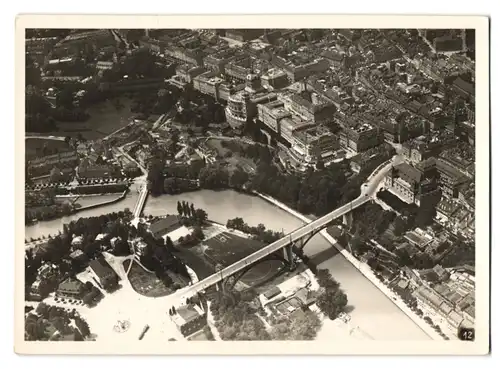 Fotografie Ansicht Bern, Blick aus dem Luftschiff LZ 127 Graf Zeppelin auf die Stadt mit dem Bundeshaus