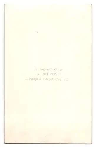 Fotografie A. Pettitt, Carlisle, älterer Herr im Talar mit aufgeschlagenem Buch