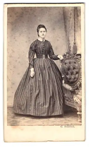 Fotografie C. Schlötel, Bremen, Portrait junge Frau im gestreiften Kleid
