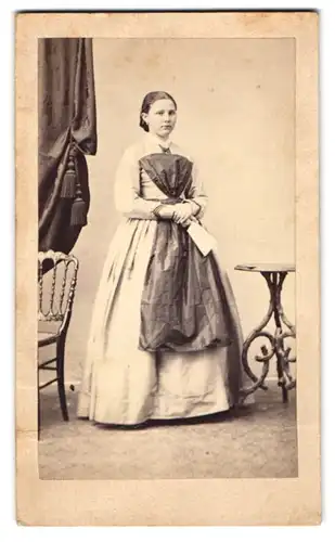 Fotografie P. Böhler, Freiburg i. B., junge Frau im hellen Kleid mit Brosche