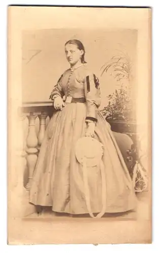 Fotografie Schwendler-Grossmann, Dresden, sächsische Dame im hellen Kleid mit Hut in der Hand