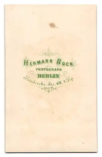 Fotografie Hermann Bock, Berlin, gr. Friedrichstr. 68, junge Frau im dunklen bestickten Kleid mit Buch in der Hand