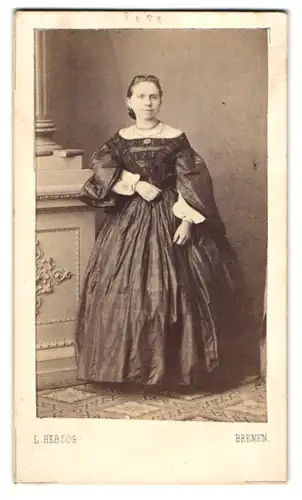 Fotografie L. Herzog, Bremen, junge Dame im dunklen schulterfreien Kleid mit Halskette