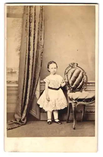 Fotografie James Paton, Gourock, junges schottisches Mädchen im hellen Kleid neben einem Stuhl