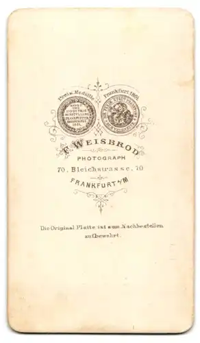 Fotografie F. Weisbrod, Frankfurt / Main, junge Frau im weissen Kleid mit Korkenzieherlocken schaut über die Schulter