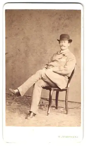 Fotografie W. Cronenberg, Darmstadt, Herr im hellen Anzug mit Melone, 1871