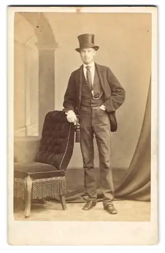 Fotografie The London Stereoscopic & Photographic Co., London, junger Engländer im Anzug mit Zylinder und Krawatte
