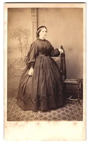 Fotografie F. Cooke, Tonbridge, junge Frau im dunklen weiten Kleid