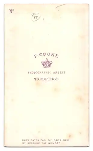 Fotografie F. Cooke, Tonbridge, junge Frau im dunklen weiten Kleid