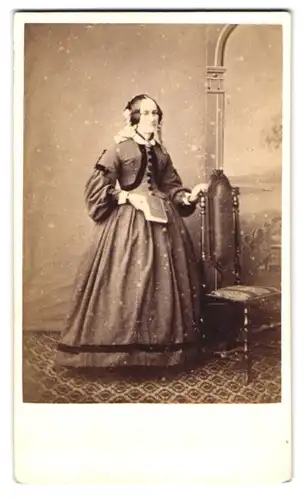 Fotografie F. Cooke, Tonbridge, Dame im dinklen taillierten Kleid mit Buch in der Hand