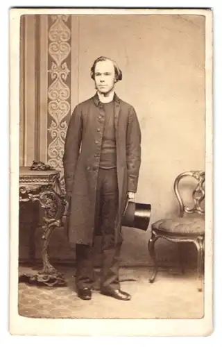 Fotografie Tho. North, Dublin, junger Ire im Anzug mit Zylinder