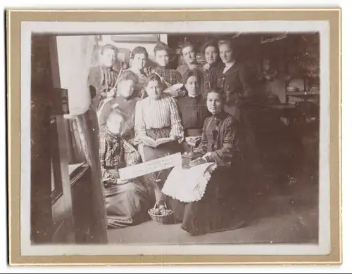 Fotografie unbekannter Fotograf und Ort, Hausfrauen-Schule mit Kaffeemühle Schild erst kenne der Kartoffeln Kochzeit