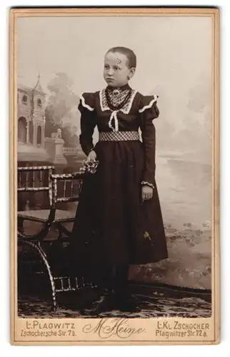 Fotografie L. Plagwitz, Leipzig, junges Mädchen im Kleid vor einer Studiokulisse