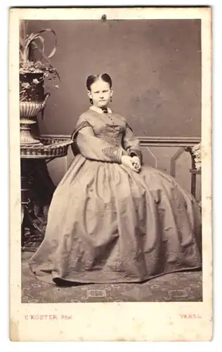 Fotografie C. Köster, Varel, junge Frau im hellen Kleid mit Mittelscheitel