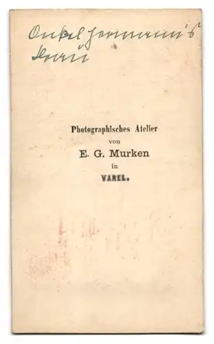 Fotografie E. G. Murken, Varel, Mutter im Winterkleid mit Haube und Tochter auf dem Stuhl