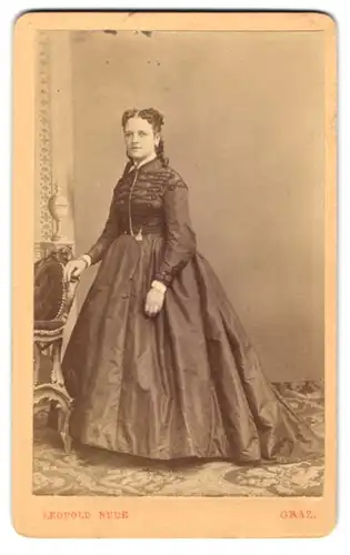 Fotografie Leopold Bude, Graz, junge Frau im dunklen Kleid mit Locken