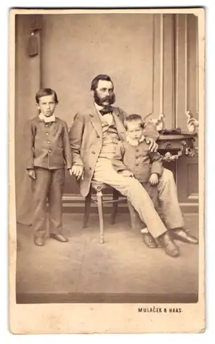 Fotografie Mulacek & Haas, Pilsen, Herr Fort mit seinen beiden kleinen Söhnen im Atelier