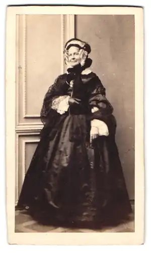 Fotografie unbekannter Fotograf und Ort, ältere Dame dunklen Kleid mit Haube und Lederhandschuh