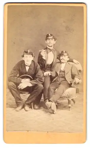 Fotografie Fr. Kneifel, Klattau, Portrait drei Soldaten in Zivil mit Unifommütze im Atelier