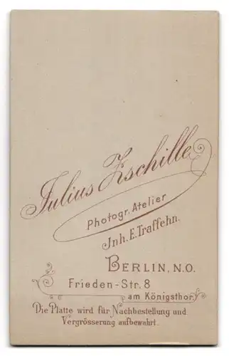 Fotografie Julius Zschille, Berlin, Husar Uffz. in Uniform mit Reservisten Flasche und Orden